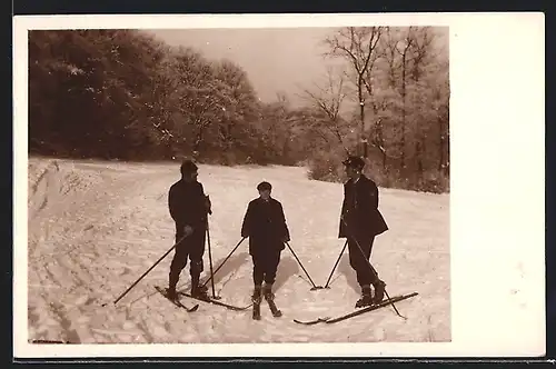 Foto-AK Drei Herren fahren Ski