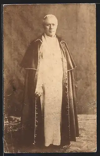 AK Papst Pius X. in weissen Gewändern mit päpstlichem Ring
