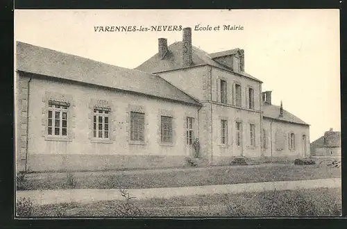 AK Varennes-les-Nevers, Ecole et Mairie