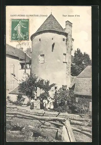 AK Saint-Pierre-le-Moutier, Femmes avant la Tour Jeanne d`Arc