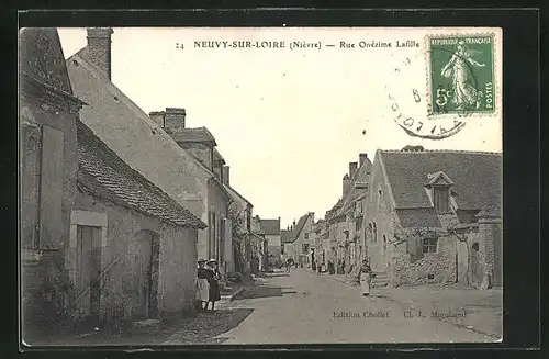 AK Neuvy-sur-Loire, Rue Onézime Lafille, Strassenpartie