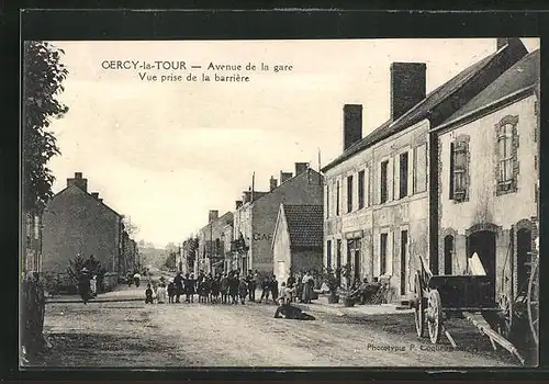 AK Cercy-la-Tour, Avenue de la Gare, Vue prise de la barrière