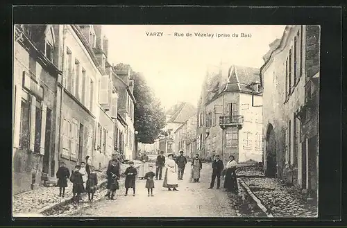 AK Varzy, Rue de Vézelay (prise du bas)
