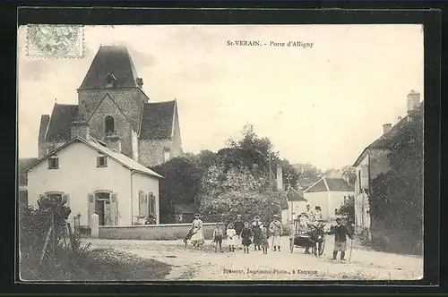 AK St-Verain, Porte d`Alligny, Strassenpartie an der Kirche