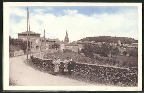 AK Montmelas, Familie auf einer Strasse am Ortseingang