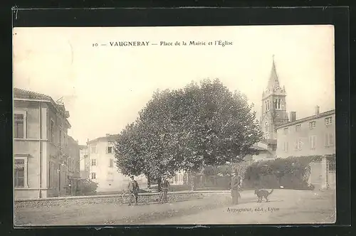 AK Vaugneray, Place de la Mairie et l`Eglise
