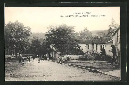 AK Montfaucon-sur-Moine, Place de la Motte