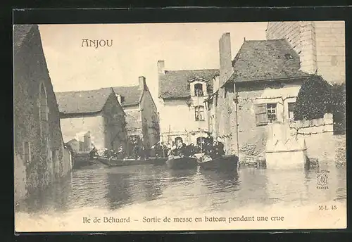 AK Anjou, Ille de Behuard, Sortie de messe en bateau pendant une crue
