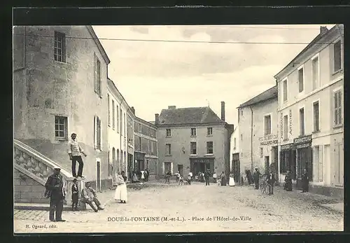 AK Doue-la-Fontaine, Place de l`Hotel-de-Ville