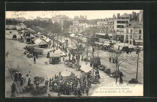 AK Angers, Butte du Pélican et Boulevard de la Mairie un jour de Marché