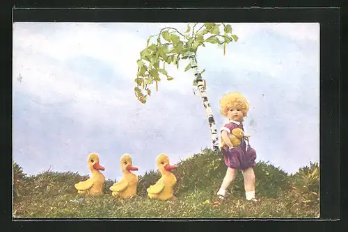 AK Alltagsszenen mit Puppen nachgestellt, Mädchen wird von Entenküken verfolgt