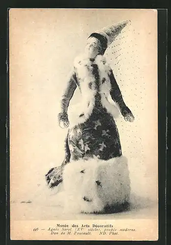 AK Puppe im eleganten Kleid mit Pelzbesatz und spitzem Hut, Agnès Sorel, poupée moderne, Musée des Arts Décoratifs
