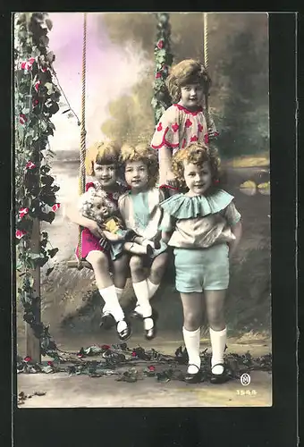 AK Vier Kinder mit Puppe an einer Schaukel
