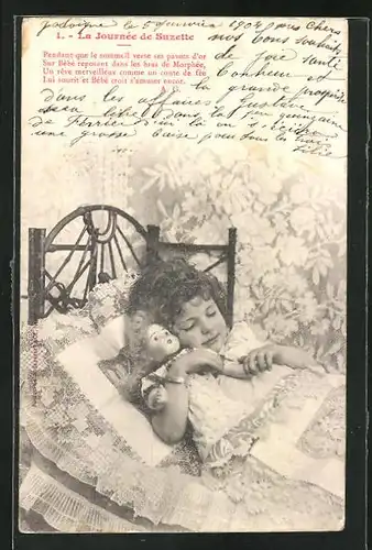 AK La Journée de Suzette, Kleines Mädchen liegt mit Puppe im Bett