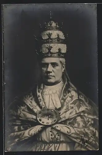 AK Papst Pius X. mit Papstkrone und gemustertem Gewand mit Friedenstauben-Brosche