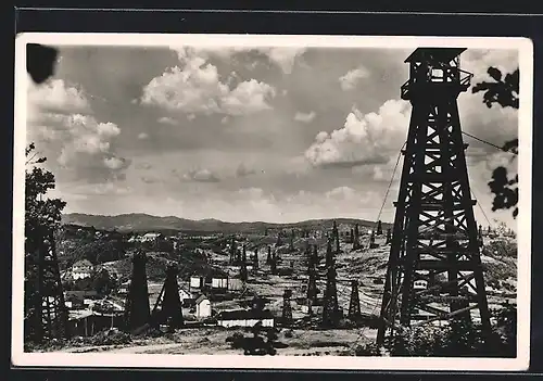 AK Moreni, Blick auf die Petroleumfelder, Öl-Bohrtürme