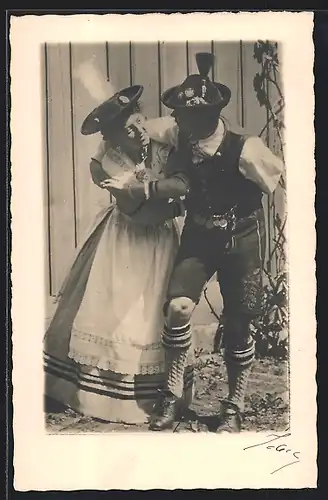 AK Mann und Frau in Tracht, Volkstanz