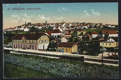 AK St. Georgen, Bahnhof mit Blick auf den Bahnsteig, Blick zur Stadt