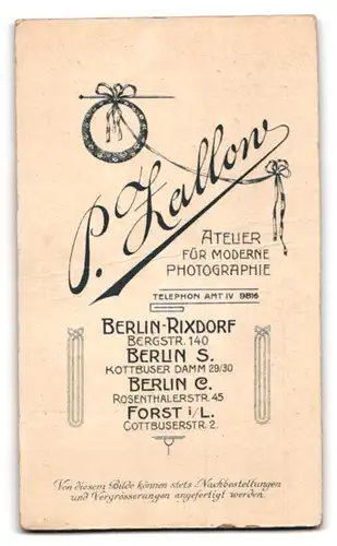 Fotografie P. Zallow, Berlin-Rixdorf, Bergstr. 140, Süsses Kleinkind im Hemd mit nackigen Füssen