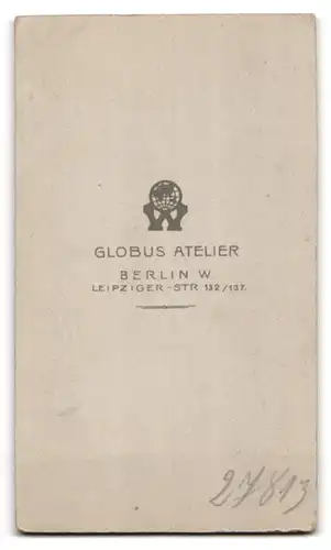 Fotografie Atelier Globus, Berlin, Leipziger-Str. 132-137, Junge Dame in Bluse und Rock