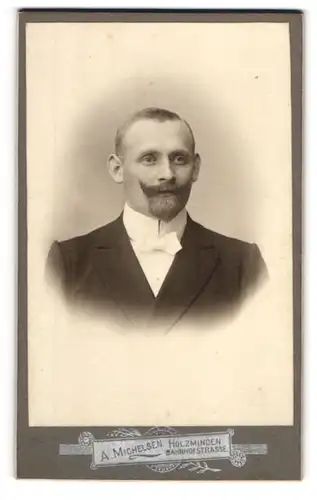 Fotografie A. Michelsen, Holzminden, Bahnhofstrasse, Eleganter Herr mit Vollbart