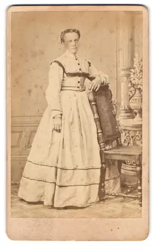 Fotografie L. Strobel, Kempten, Junge Dame im zeitgenössischen Kleid