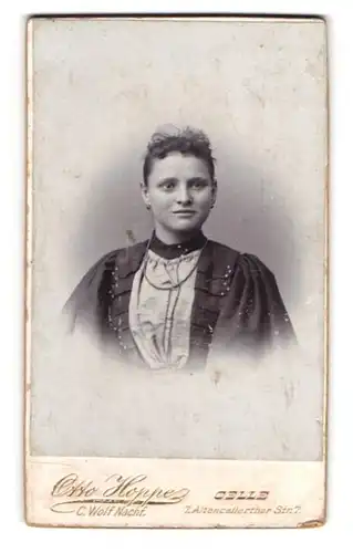 Fotografie Otto Hoppe, Celle, Altencellerthor Str. 7, Dame im Kleid mit Perlenkette