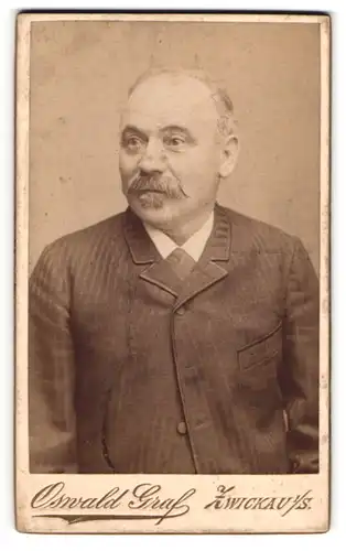 Fotografie Oswald Graf, Zwickau i.S., Kaiser Wilhelm-Platz, Bürgerlicher Herr im gestreiften Anzug