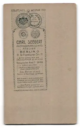 Fotografie C. Seegert, Berlin, Gr. Frankfurter Strasse 71, Bursche im Anzug mit Handschuhen und Hut