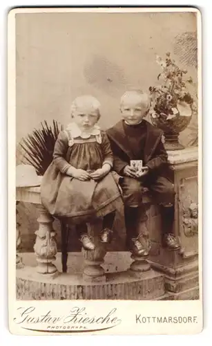 Fotografie Gustav Ziesche, Kottmarsdorf, Zwei Geschwisterchen im Sonntagsstaat