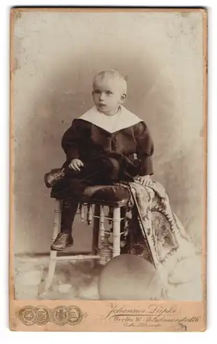 Fotografie Johannes Lüpke, Berlin, Potsdamerstrasse 116, Junge in feinen Kleidern