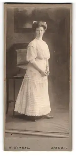 Fotografie W. Streil, Soest, Bürgerliche Dame im weissen Kleid