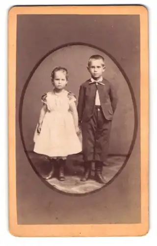 Fotografie J. Wittmack, Itzehoe, Gr. Paschburg 77, Händchen haltende Geschwister im Portrait