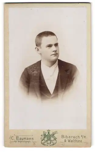 Fotografie C. Baumann, Biberach a. R., Junger Herr im schlichten Anzug