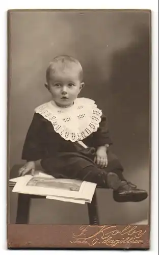 Fotografie F. Kolby, Plauen i. V., Rädelstrasse 1, Kleines Kind im Sonntagsstaat