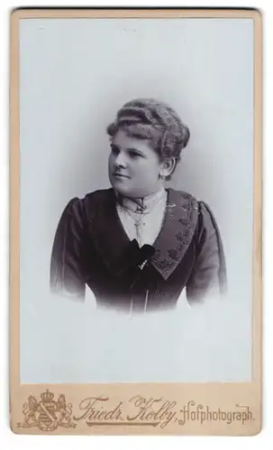 Fotografie Friedr. Kolby, Plauen i. V., Rädelstrasse 1, Junge Frau mit toupierten Haaren