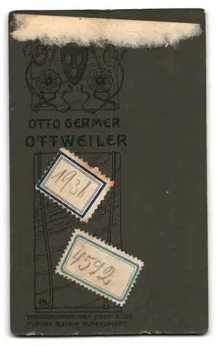 Fotografie Germer, Ottweiler, Bürgerliche Dame in Rock und Bluse mit Gesangsbuch