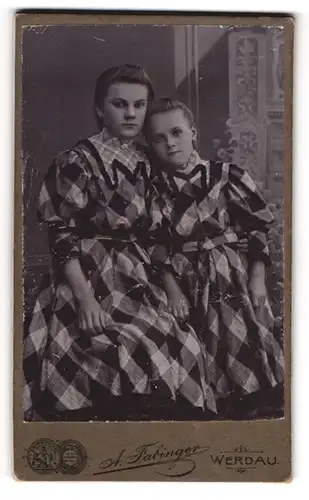 Fotografie A. Fabinger, Werdau, Zwei Schwestern im Partnerlook