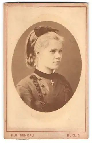 Fotografie Rud. Conrad, Berlin, Alexanderstr. 44, Junges schönes Mädchen mit blonden Haaren in dunklem Kleid