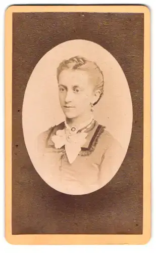 Fotografie B. Sparmeyer, Herrnhut, Berthelsdorferstr. 14, Junge Dame in weisser Schleife mit Hochsteckfrisur