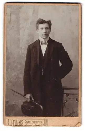 Fotografie J. Fuchs, Charlottenburg, Wilmersdorferstr. 57, Junger Mann im Anzug mit Melone und Gehstock