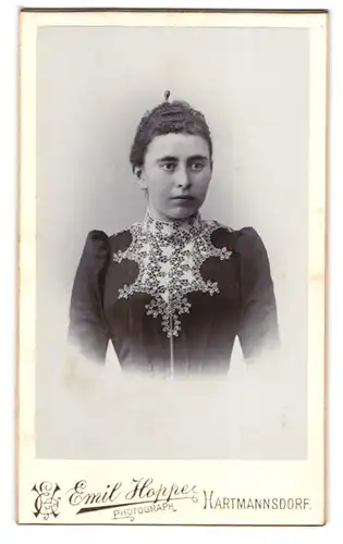 Fotografie Emil Hoppe, Hartmannsdorf, Junge Frau in tailliertem Kleid mit Ohrringen und Haarschmuck