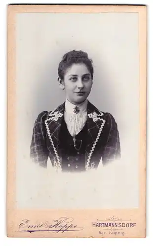 Fotografie Emil Hoppe, Hartmannsdorf, Junge Dame in kariertem Mantel und Weste mit Brosche und Taschenuhrkette