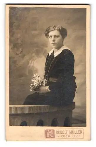 Fotografie Rudolf Müller, Rochlitz, Junge Frau in schwarzem Kleid mit weissem Kragen und mit Armband und Blumenstrauss