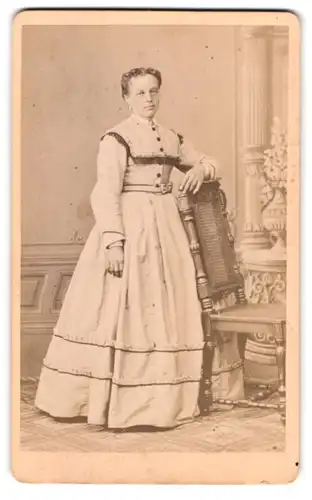 Fotografie L. Strobel, Kempten, Dame im weissen langen Kleid mit Schleife um der Taille und dezentem Schmuck