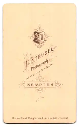 Fotografie L. Strobel, Kempten, Dame im weissen langen Kleid mit Schleife um der Taille und dezentem Schmuck