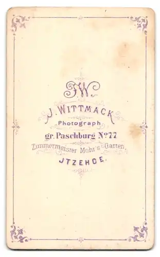 Fotografie J. Wittmack, Itzehoe, Paschburg 77, Junger Mann mit dicken Lippen in dunklem Anzug und Fliege