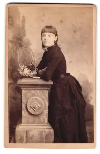 Fotografie A. & G. Gaylor, Brighton, Kings Road 34, Junges Mädchen im schwarzen taillierten Kleid mit geraden Pony