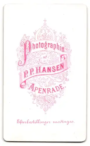 Fotografie P. P. Hansen, Apenrade, Bürgerliches Paar in dunkler Kleidung mit Perlenkette und Taschenuhr