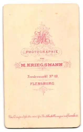 Fotografie M. Kriegsmann, Flensburg, Nordermarkt 40, Bürgerliches Paar in weissem Kleid und dunklem Anzug